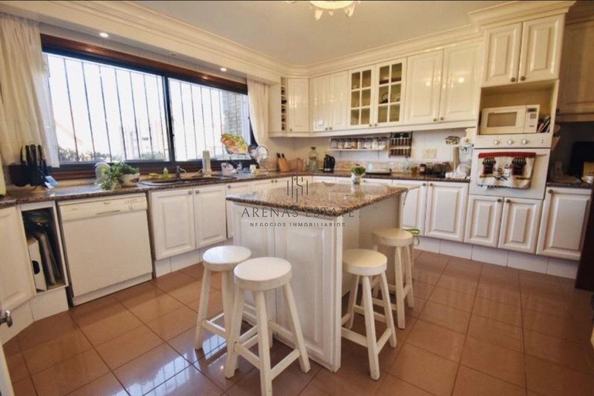 Casa ID.689 - Excelente mansión a 50 mts. de la mejor zona de la playa Mansa, Punta del Este