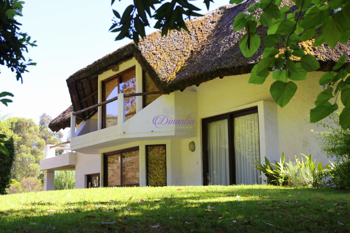 Casa ID.120 - Alquiler temporario Casa a escasos metros del mar en Playa Brava, Punta del este