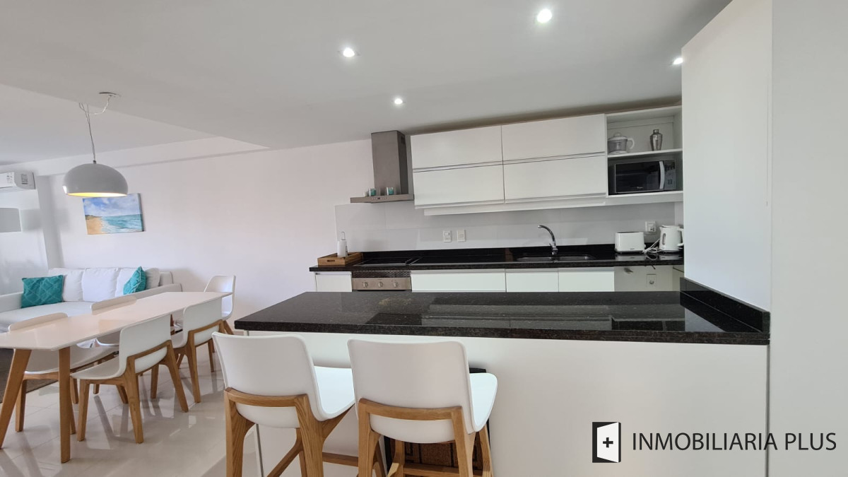 Apartamento ID.561 - Venta de Apartamento de 138 m2 con 3 Dormitorios 3 Baños  en Punta Del Este C968