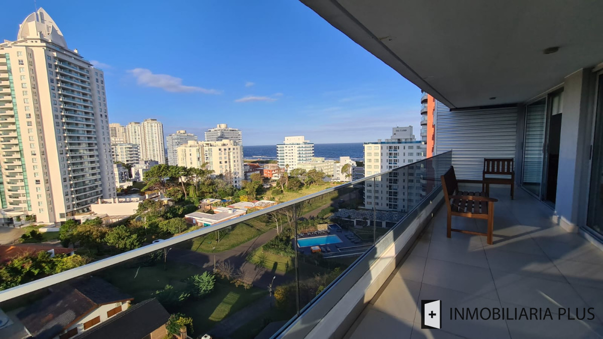 Apartamento ID.561 - Venta de Apartamento de 138 m2 con 3 Dormitorios 3 Baños  en Punta Del Este C968