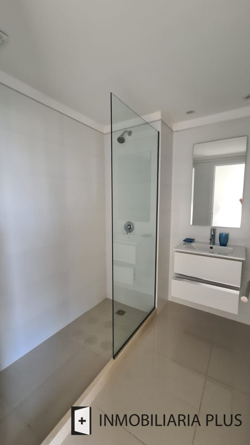 Apartamento ID.561 - Venta de Apartamento de 138 m2 con 3 Dormitorios 3 Baños  en Punta Del Este C968