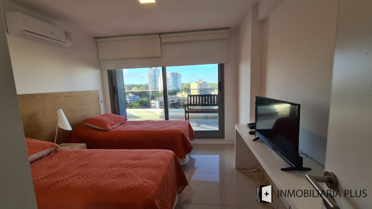 Apartamento ID.561 - Venta de Apartamento de 138 m2 con 3 Dormitorios 3 Baños  en Punta Del Este C968