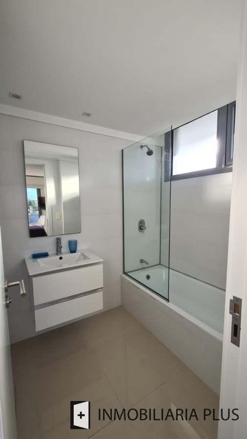 Apartamento ID.561 - Venta de Apartamento de 138 m2 con 3 Dormitorios 3 Baños  en Punta Del Este C968