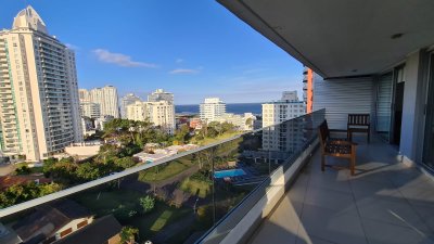  Venta de Apartamento de 138 m2 con 3 Dormitorios 3 Baños  en Punta Del Este C968