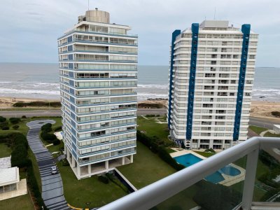  Venta en Apartamento en Punta del Este con 80 m2, 2 dormitorios, 2 baños y 1 suite C959