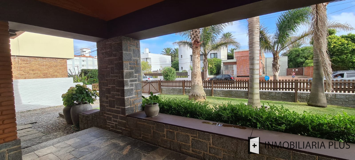Casa ID.334 - Venta de Casa en la PENÍNSULA 817 m2  5 Dormitorios 3 Baños 3 Suite para 12 personas C884