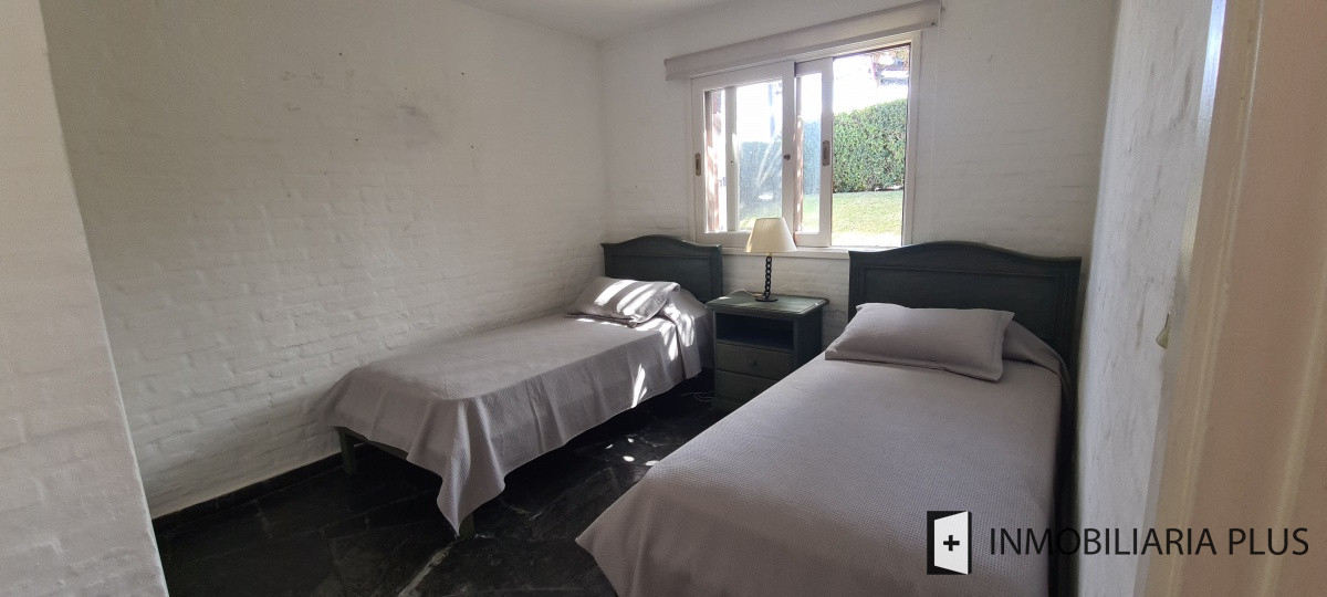 Casa ID.868 - Alquiler de Casa en Pinares Punta del Este a 100 metros del Mar  con 5 Dormitorios
