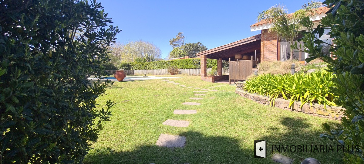 Casa ID.868 - Alquiler de Casa en Pinares Punta del Este a 100 metros del Mar  con 5 Dormitorios