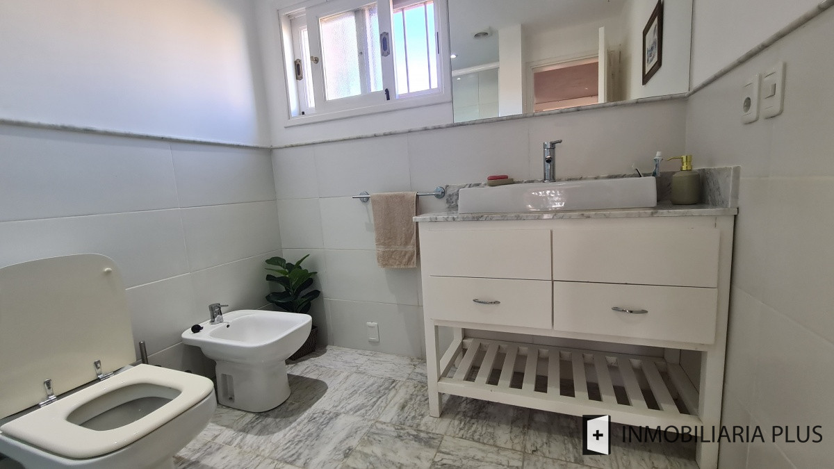 Casa ID.868 - Alquiler de Casa en Pinares Punta del Este a 100 metros del Mar  con 5 Dormitorios