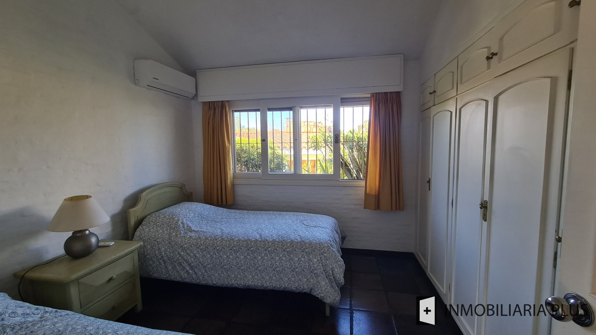 Casa ID.868 - Alquiler de Casa en Pinares Punta del Este a 100 metros del Mar  con 5 Dormitorios