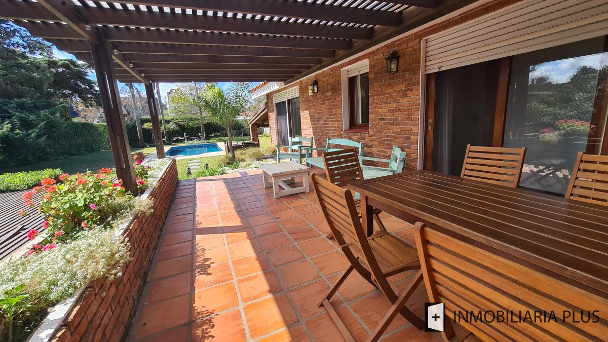 Casa ID.868 - Alquiler de Casa en Pinares Punta del Este a 100 metros del Mar  con 5 Dormitorios