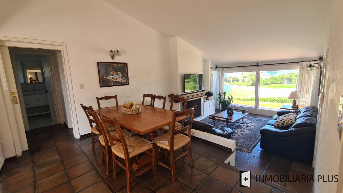 Casa ID.868 - Alquiler de Casa en Pinares Punta del Este a 100 metros del Mar  con 5 Dormitorios