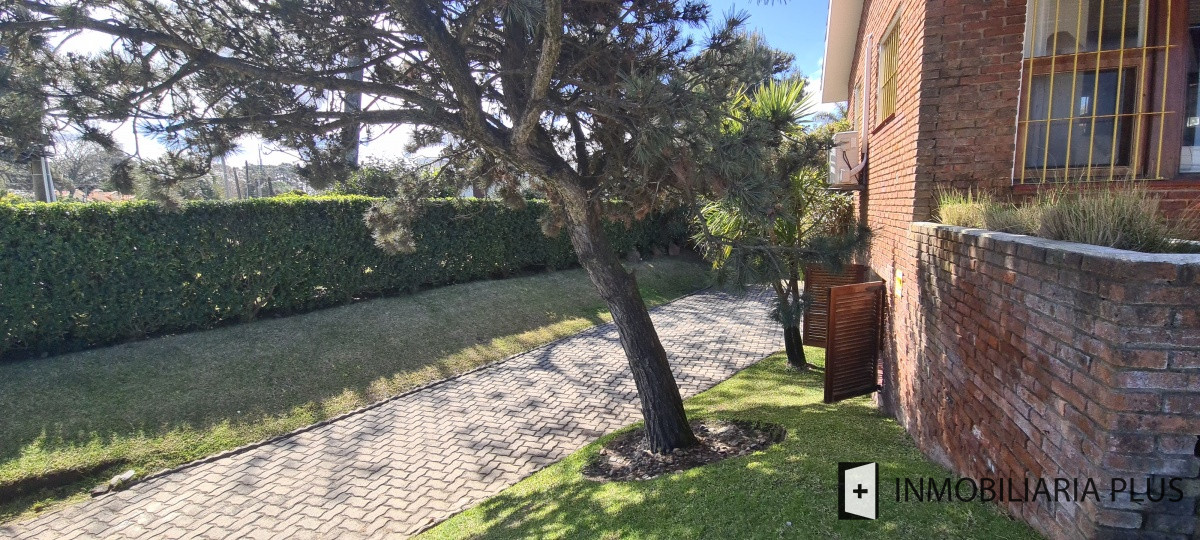 Casa ID.868 - Alquiler de Casa en Pinares Punta del Este a 100 metros del Mar  con 5 Dormitorios