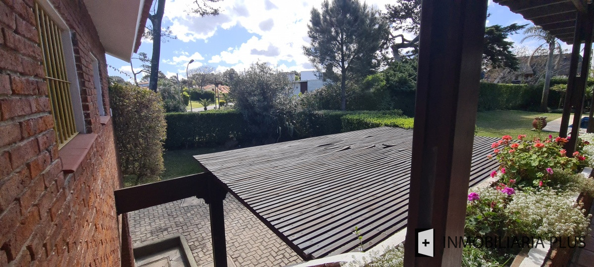 Casa ID.868 - Alquiler de Casa en Pinares Punta del Este a 100 metros del Mar  con 5 Dormitorios