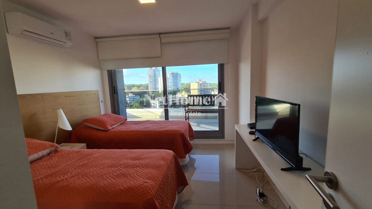 Apartamento ID.346 - Playa Brava Apartamento 3 dormitorios Vista parcial al mar. 