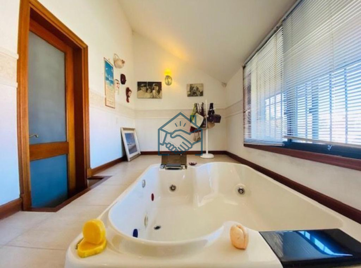 Casa ID.481/Excelente-mansión-a-50-mts.-de-la-mejor-zona-de-la-playa-Mansa. - Excelente mansión a 50 mts. de la mejor zona de la playa Mansa.