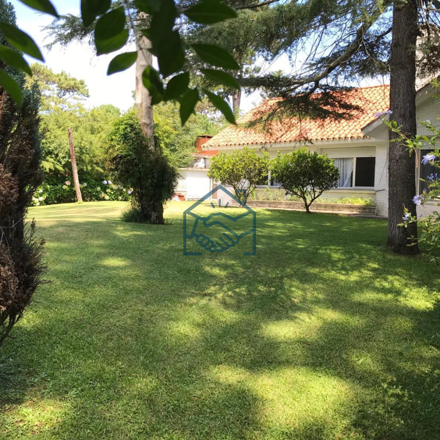 Casa ID.533/casa-en-barrio-Cantegril-punta-del-este- - casa en barrio Cantegril punta del este 