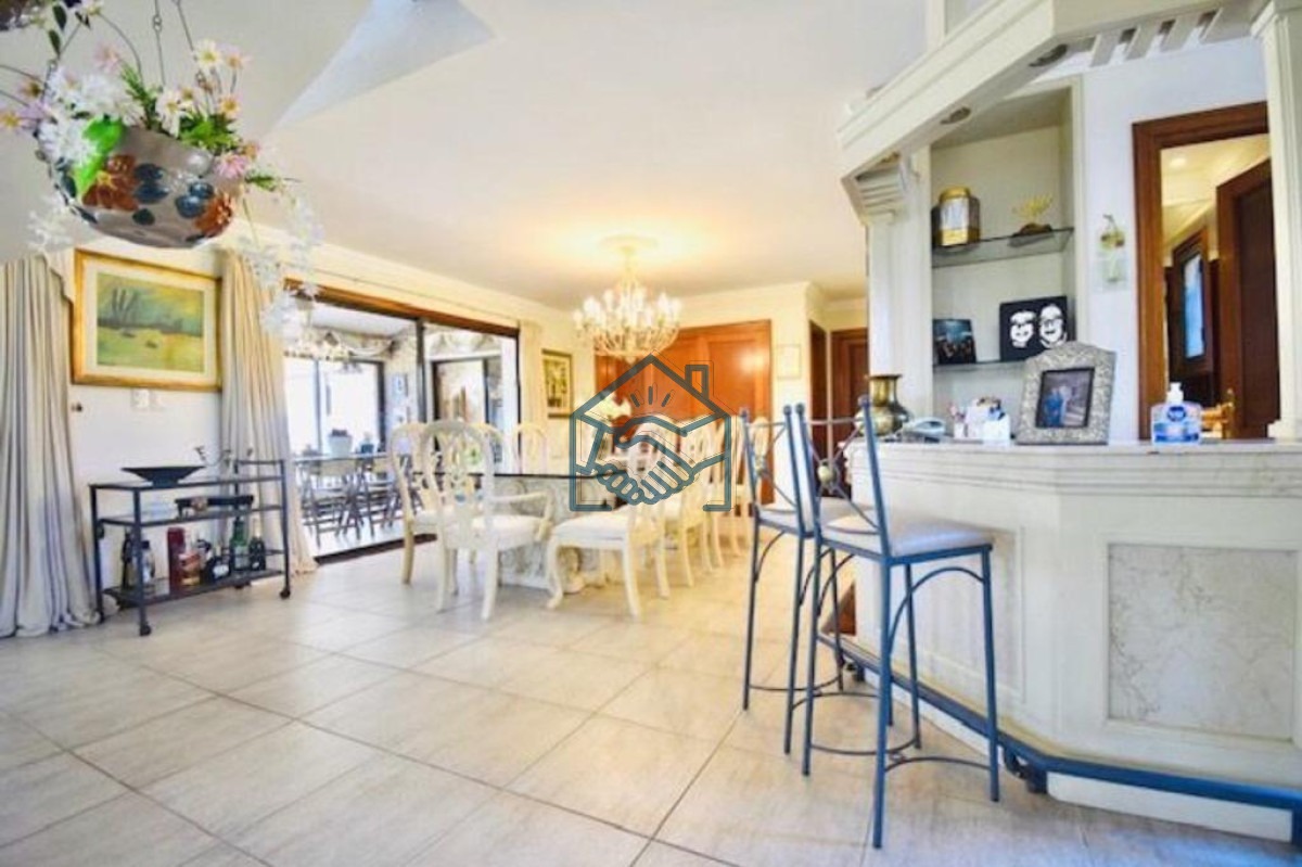 Casa ID.481/Excelente-mansión-a-50-mts.-de-la-mejor-zona-de-la-playa-Mansa. - Excelente mansión a 50 mts. de la mejor zona de la playa Mansa.