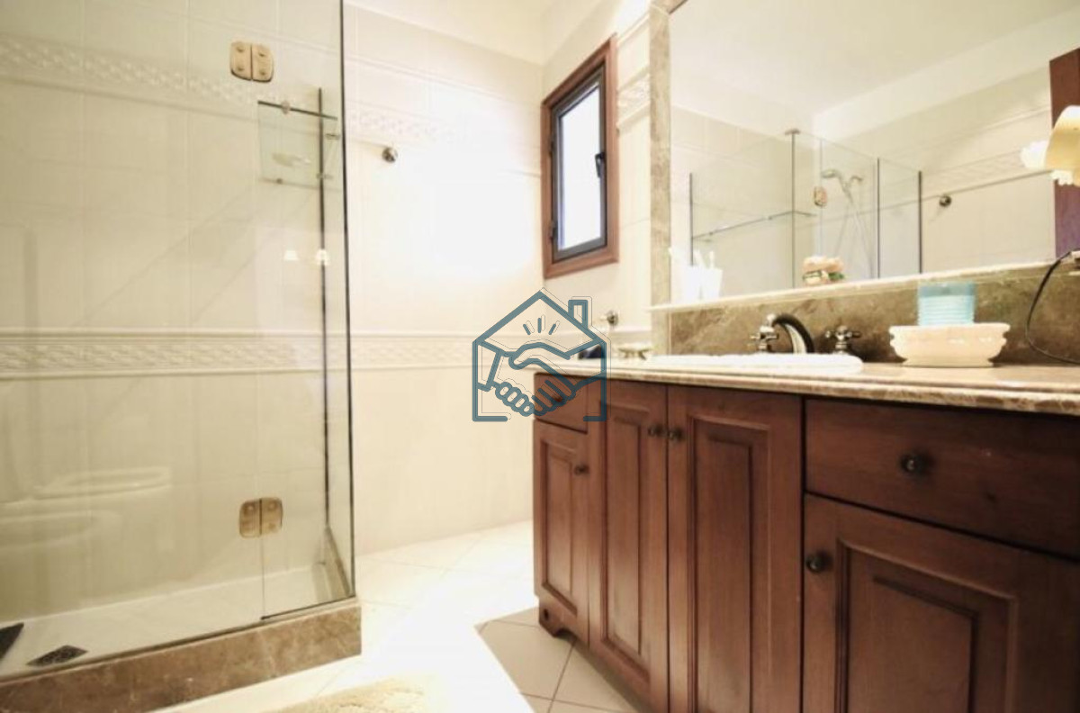 Casa ID.481/Excelente-mansión-a-50-mts.-de-la-mejor-zona-de-la-playa-Mansa. - Excelente mansión a 50 mts. de la mejor zona de la playa Mansa.
