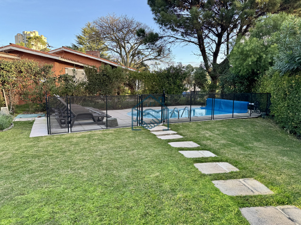 Casa ID.533/casa-en-barrio-Cantegril-punta-del-este- - casa en barrio Cantegril punta del este 