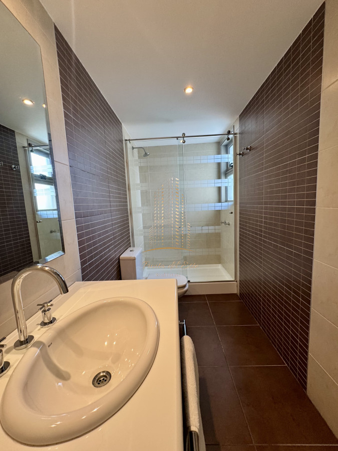 Apartamento ID.988 - Apartamento en Alquiler frente al mar full amenities , Punta del Este