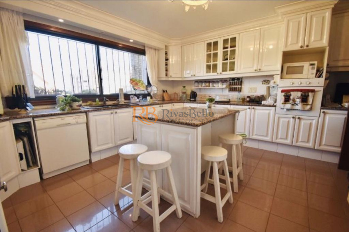 Casa ID.80 - Excelente mansión a 50 mts. de la mejor zona de la playa Mansa.