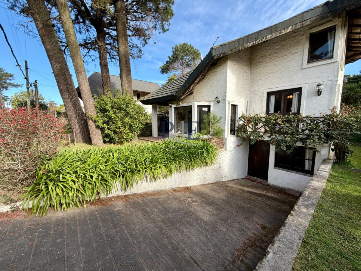 Hermosa casa en venta con piscina en Punta del Este  - Imagen 1