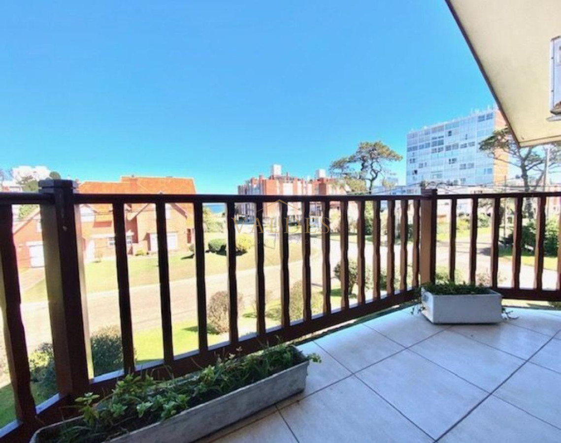 Casa ID.902 - Excelente mansión a 50 mts. de la mejor zona de la playa Mansa.