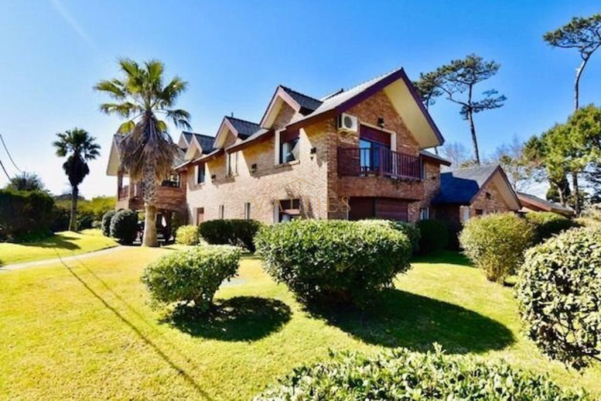 Casa ID.902 - Excelente mansión a 50 mts. de la mejor zona de la playa Mansa.
