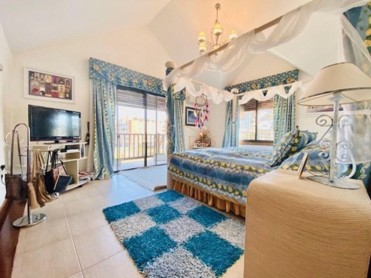Casa ID.902 - Excelente mansión a 50 mts. de la mejor zona de la playa Mansa.