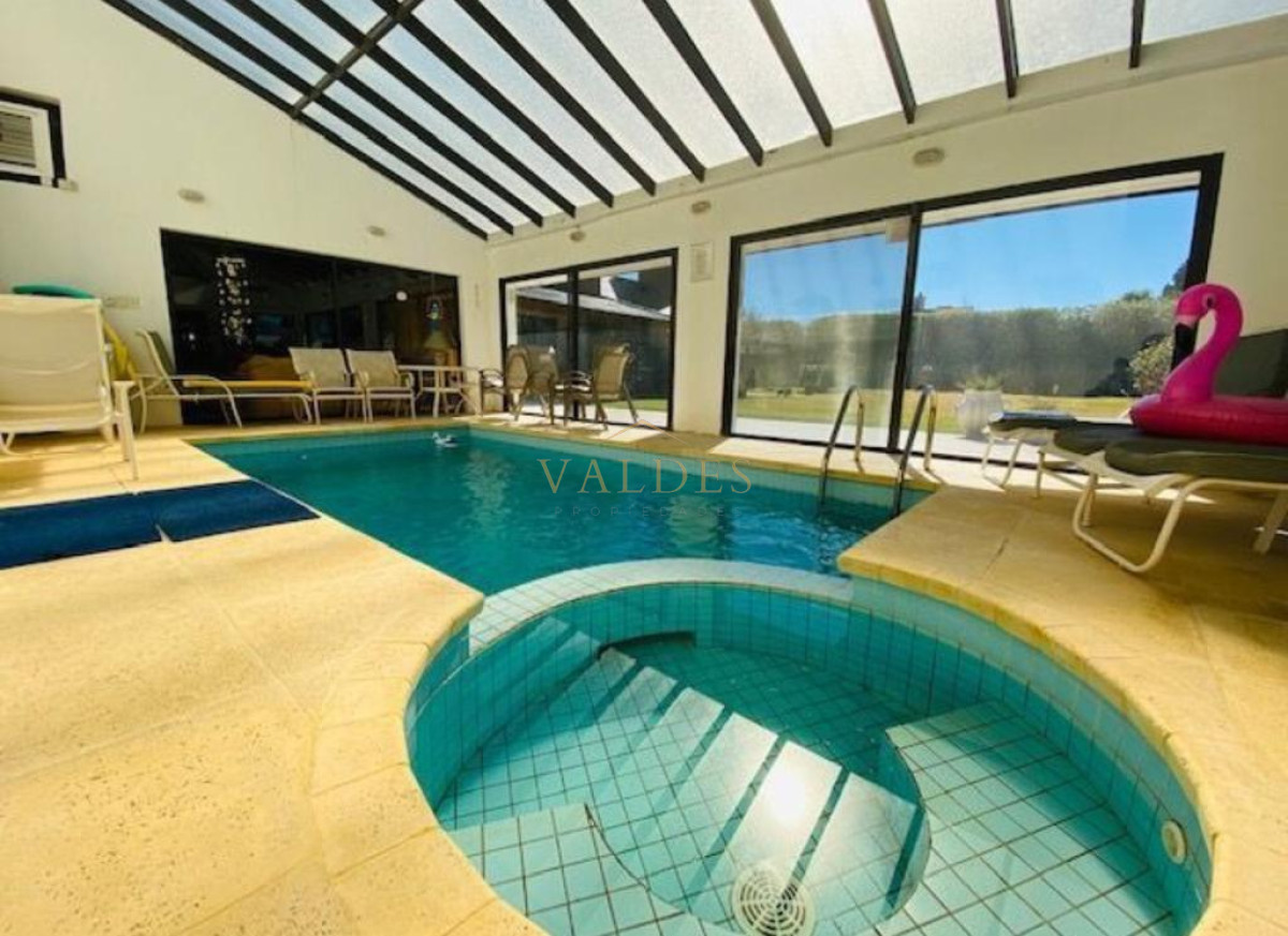 Casa ID.902 - Excelente mansión a 50 mts. de la mejor zona de la playa Mansa.