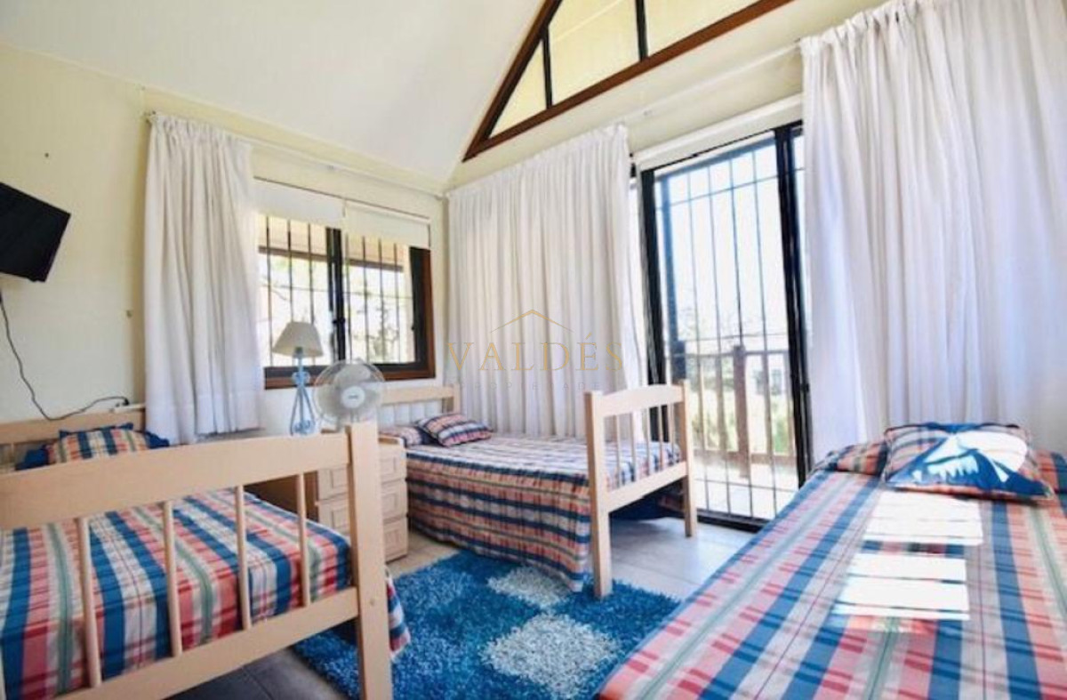 Casa ID.902 - Excelente mansión a 50 mts. de la mejor zona de la playa Mansa.