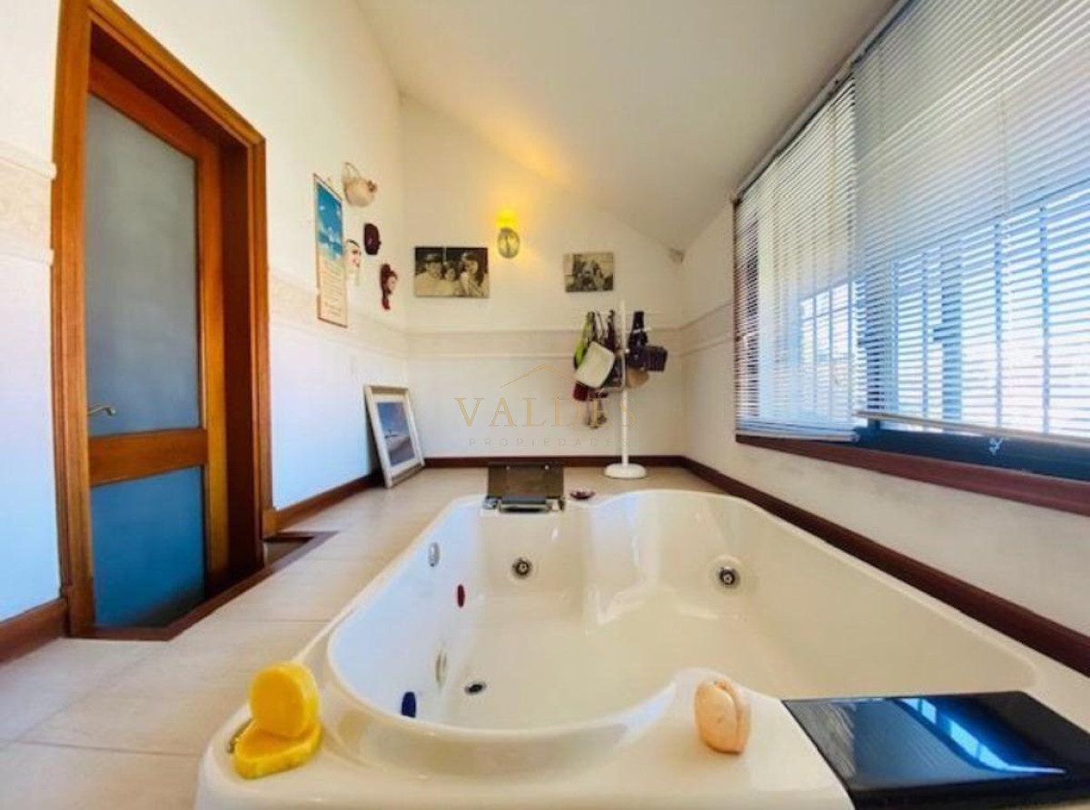 Casa ID.902 - Excelente mansión a 50 mts. de la mejor zona de la playa Mansa.