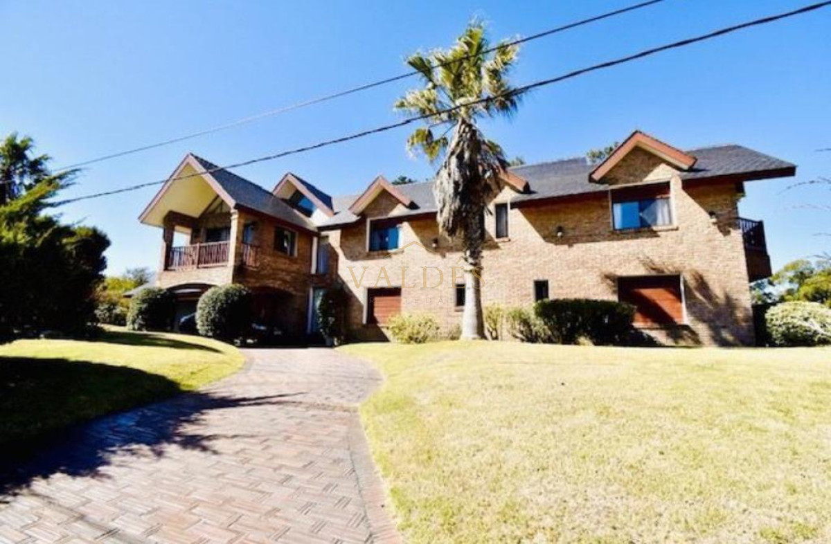 Casa ID.902 - Excelente mansión a 50 mts. de la mejor zona de la playa Mansa.