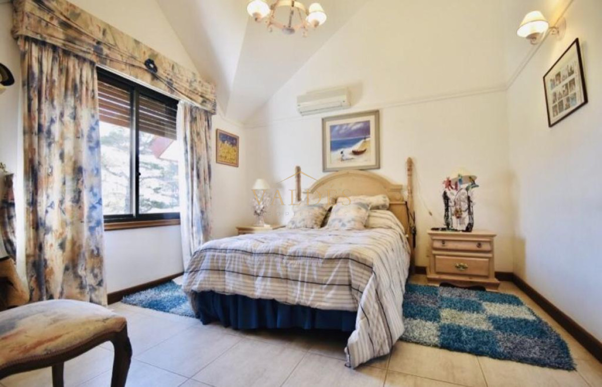 Casa ID.902 - Excelente mansión a 50 mts. de la mejor zona de la playa Mansa.