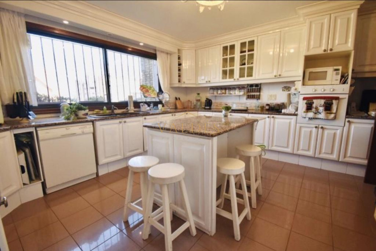 Casa ID.902 - Excelente mansión a 50 mts. de la mejor zona de la playa Mansa.