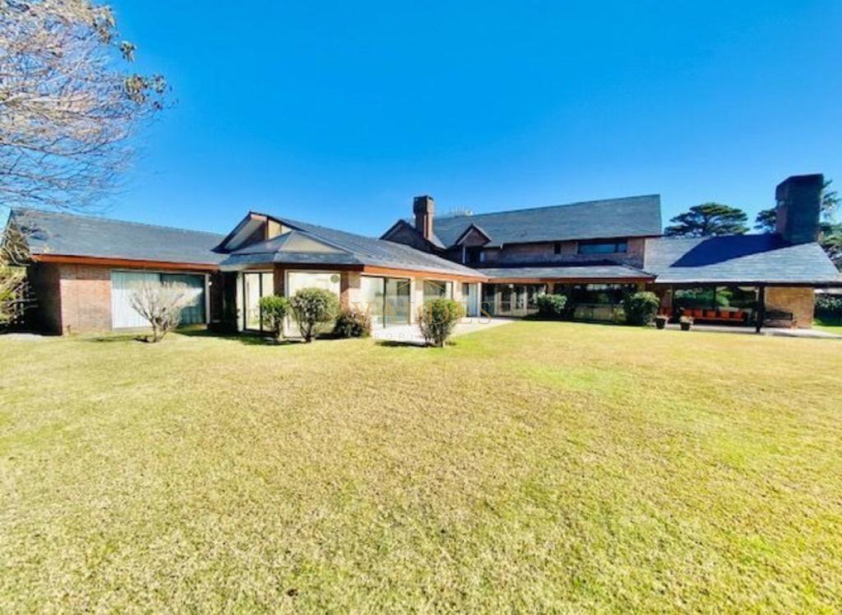 Casa ID.902 - Excelente mansión a 50 mts. de la mejor zona de la playa Mansa.