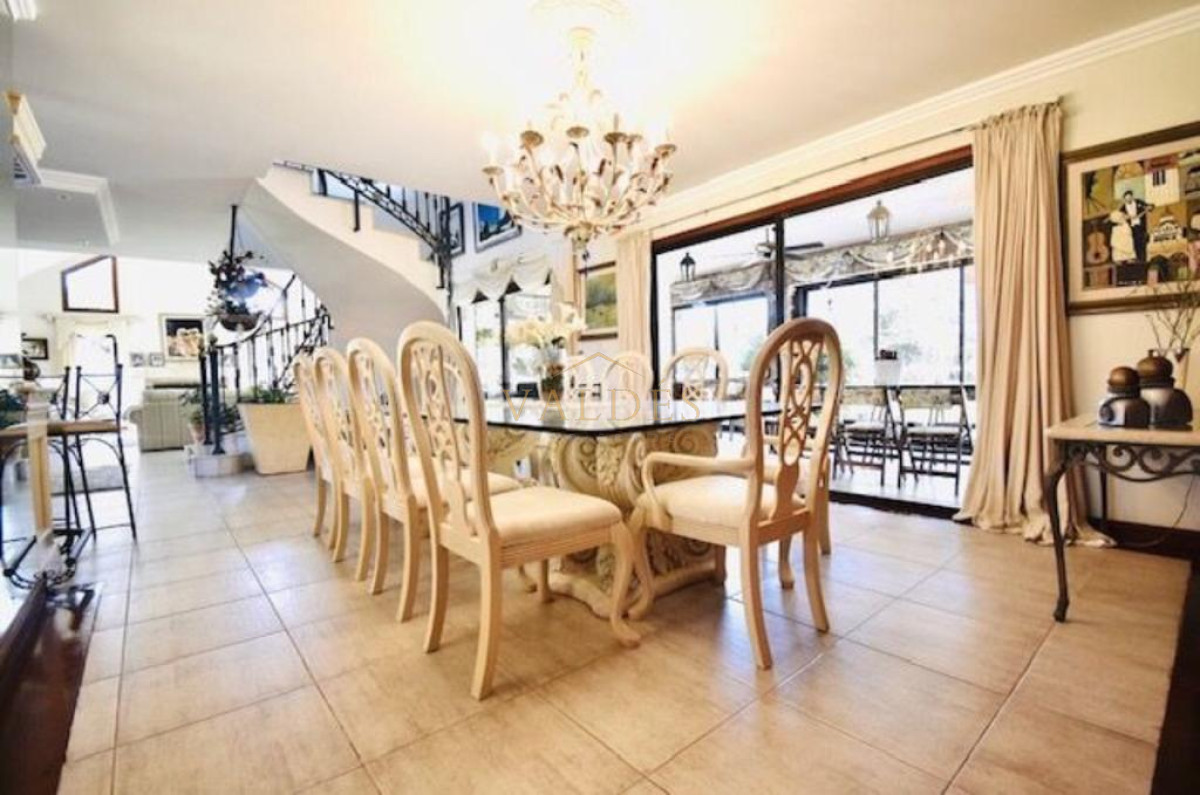Casa ID.902 - Excelente mansión a 50 mts. de la mejor zona de la playa Mansa.
