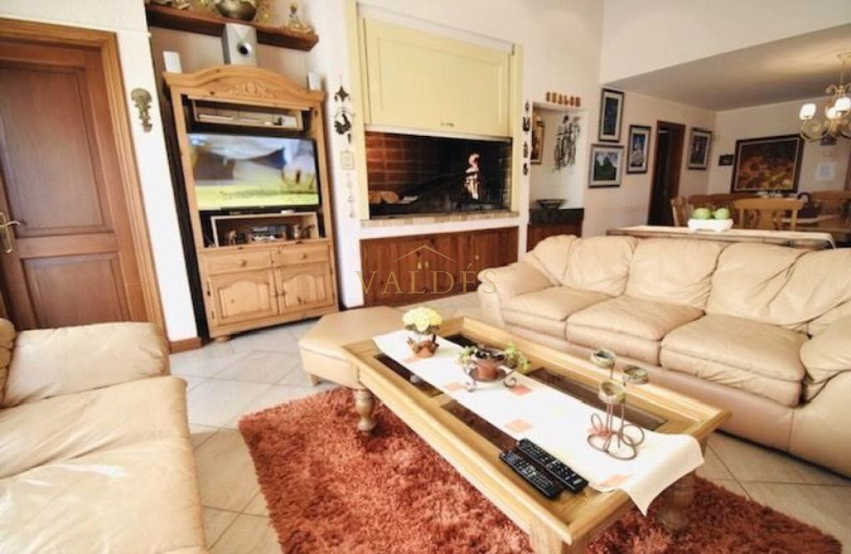 Casa ID.902 - Excelente mansión a 50 mts. de la mejor zona de la playa Mansa.