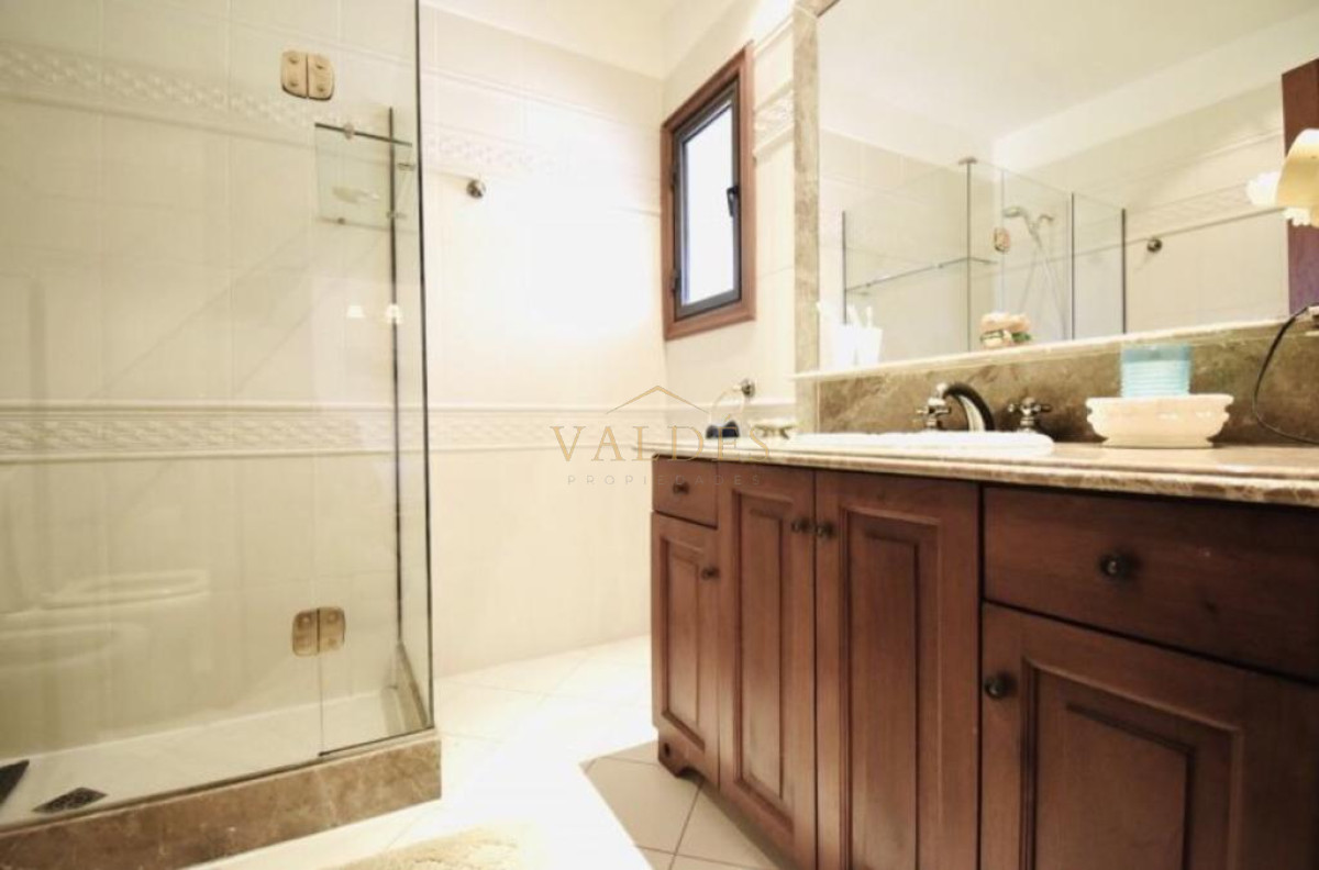 Casa ID.902 - Excelente mansión a 50 mts. de la mejor zona de la playa Mansa.