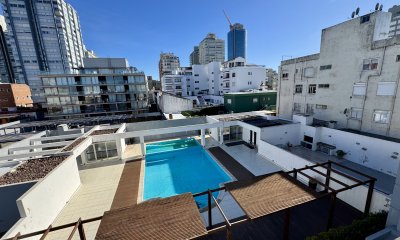 Apartamento en venta en peninsula con parrillero propio