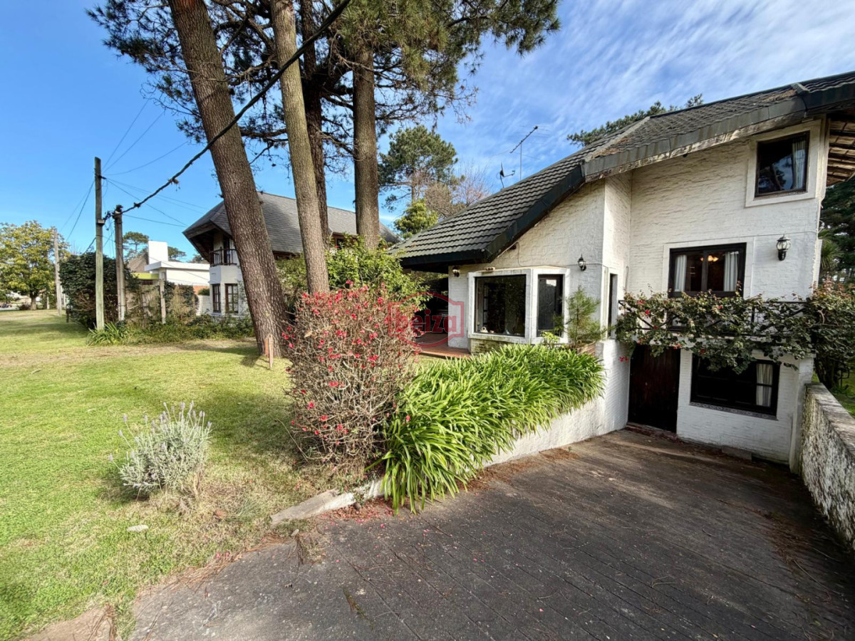Casa ID.167281/Casa-de-3-Dormitorios-y-2-Baños-en-Parque-Burnett - BAJÓ DE PRECIO!! Hermosa casa en venta con piscina en punta del este 