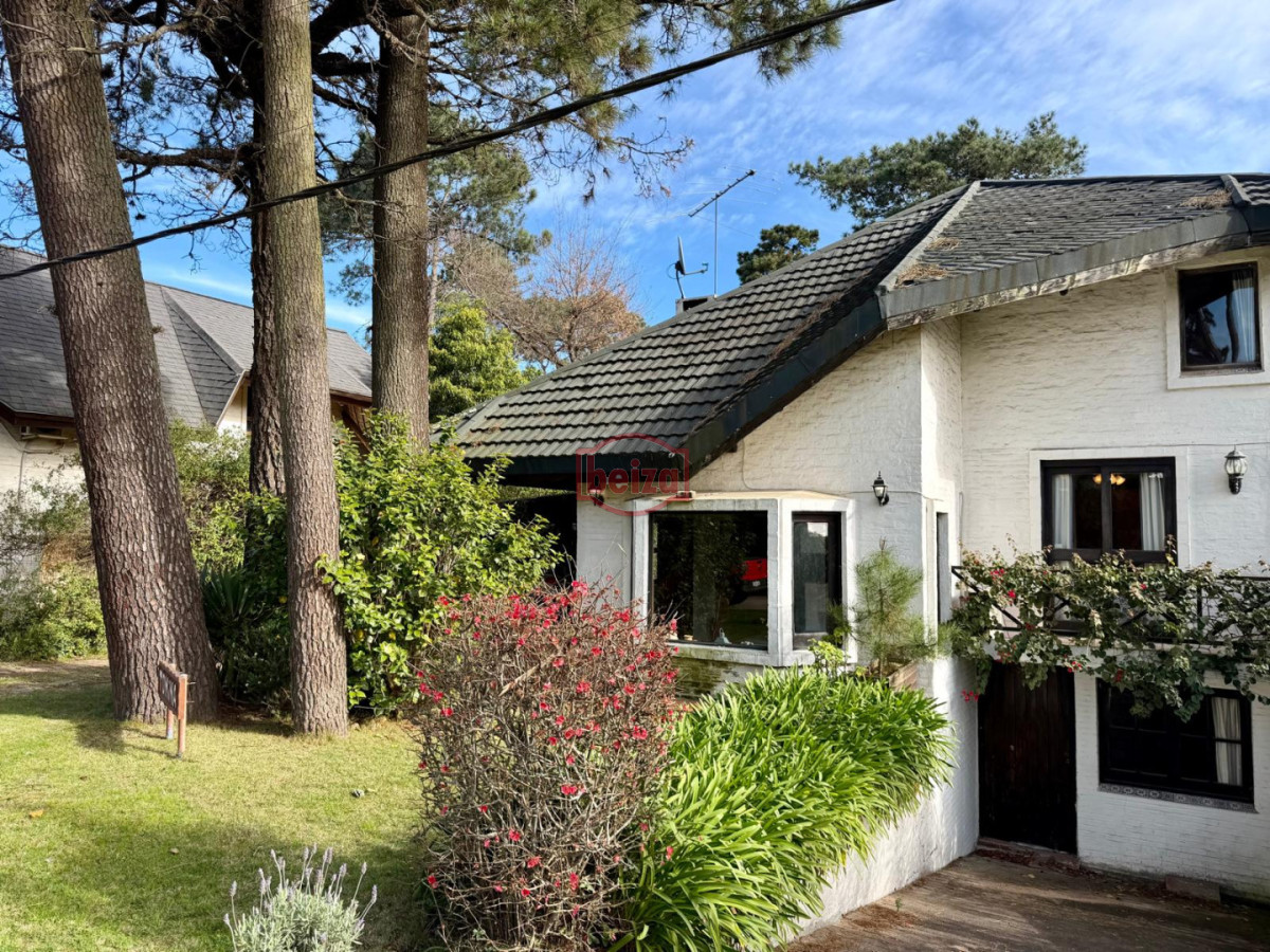 Casa ID.167281/Casa-de-3-Dormitorios-y-2-Baños-en-Parque-Burnett - BAJÓ DE PRECIO!! Hermosa casa en venta con piscina en punta del este 