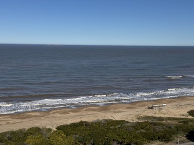 Hermosa unidad a pasos del mar 