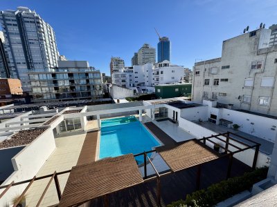 Apartamento en venta en peninsula con parrillero propio 