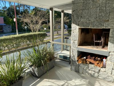 Apartamento con parrillero propio en venta en Punta del Este 