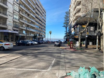 En venta a una cuadra de la playa, se vende con buena renta 