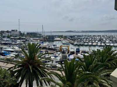 Hermosa unidad en alquiler con vista al puerto 