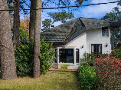Hermosa casa en venta con piscina en punta del este 