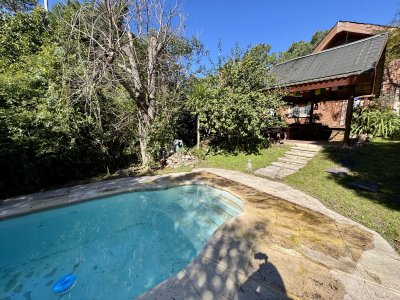 Encantadora casa en venta con piscina a pocos metros del mar 